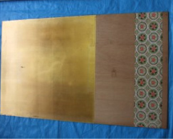背板の金紙を張り替えます。