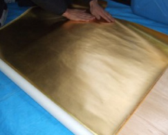 背板の金紙を張り替えます。