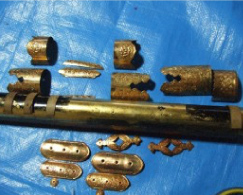 分解後、錺金具、金金具を外していきます。