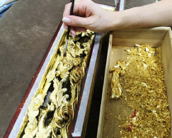 洗浄後、金箔を貼っていきます。