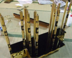 金具を取り付けた部品を組み合わせていきます。