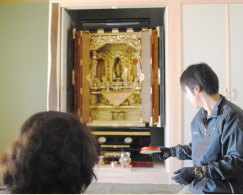 お宅にお届けして、仏具を飾り、配線いたします。