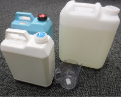 専用の道具と特殊な薬剤を使用しています。